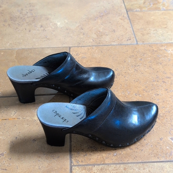 Dansko ladies clogs. Black with black studs. Size 38. - Picture 4 of 7